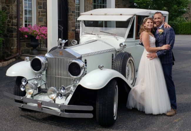 wedding couple in front of Rolls Royce